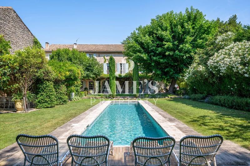 Maison - 360 m² - 8 pièces