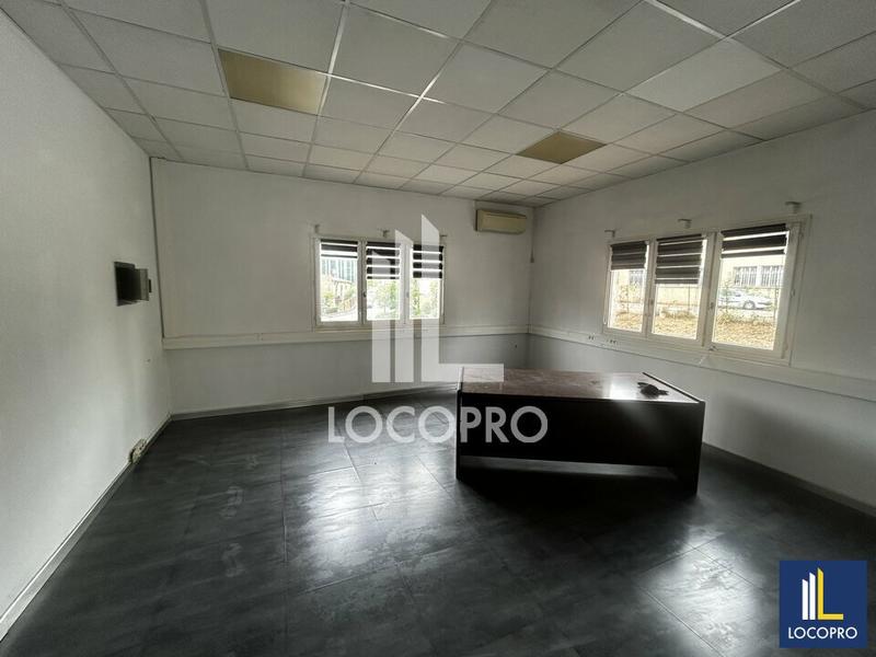 Local d'activité / Entrepôt - 1 800 m²