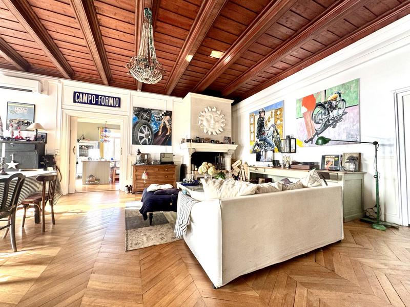 Appartement - 206 m² - 6 pièces