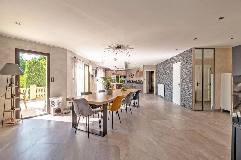 Maison - 340 m² - 11 pièces