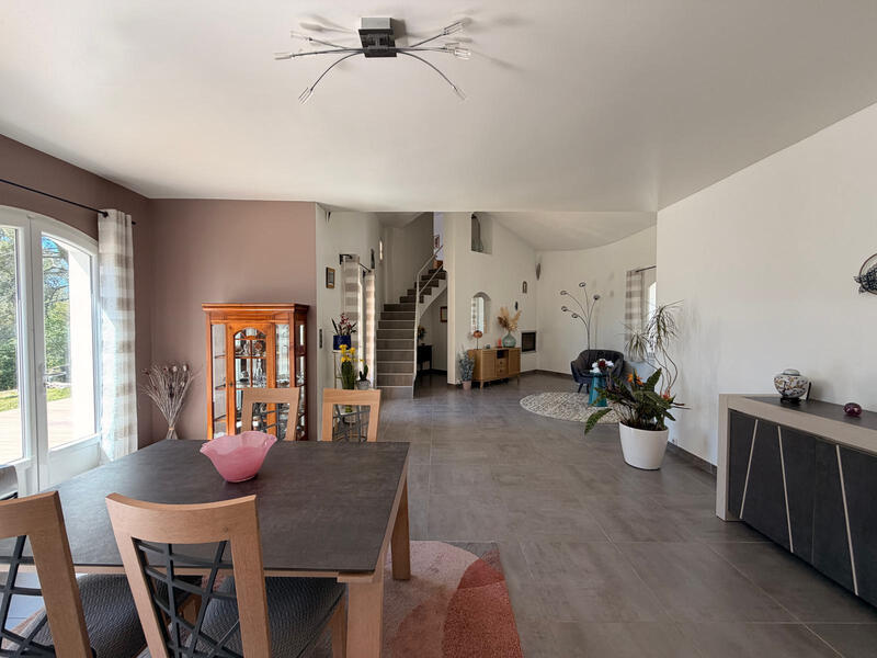 Maison - 230 m² - 5 pièces