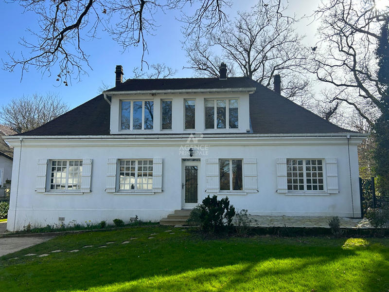 Maison - 215 m² - 9 pièces