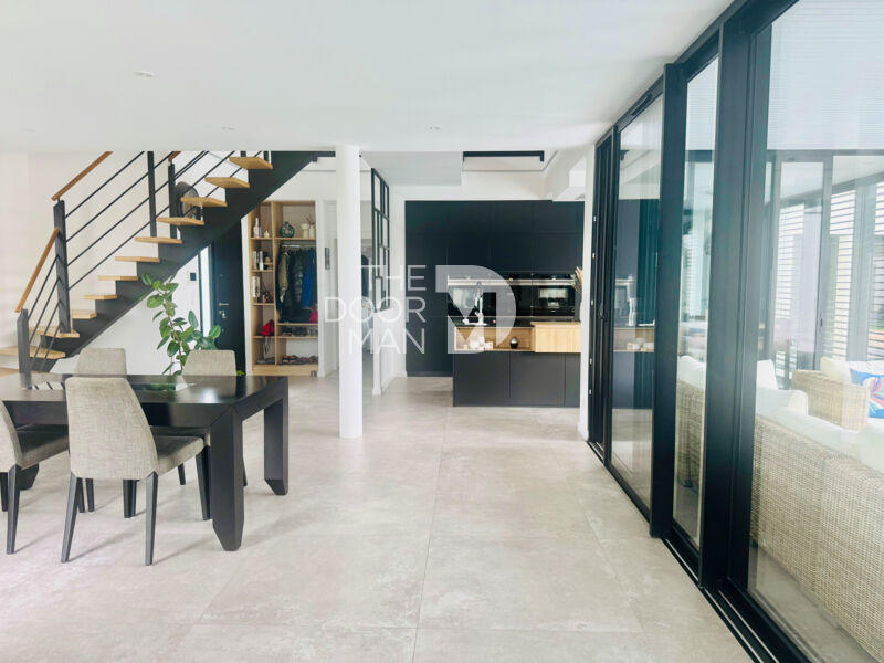 Maison - 214 m² - 6 pièces