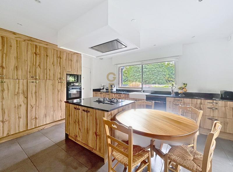 Maison - 212 m² - 9 pièces