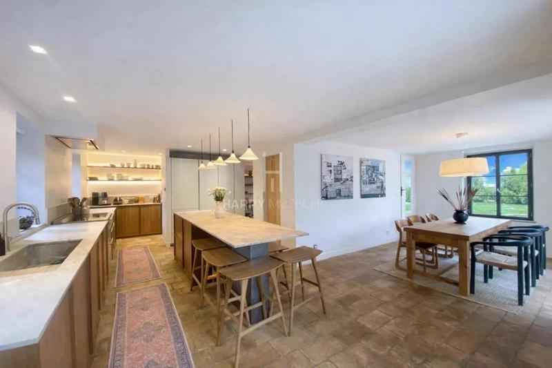 Maison - 290 m² - 9 pièces