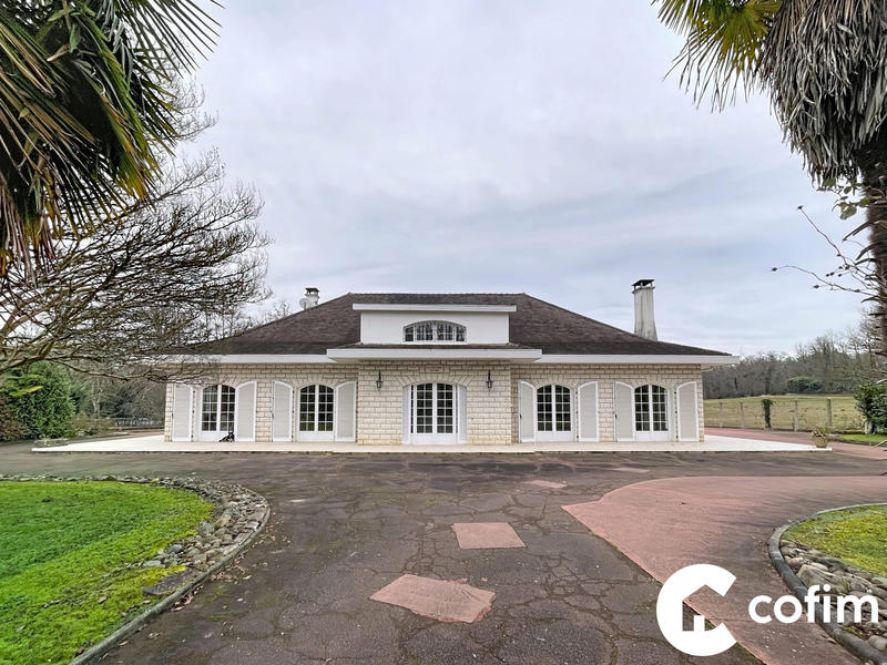 Maison - 349 m² - 6 pièces