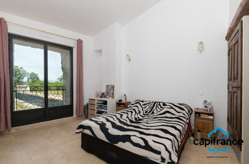 Propriété - 621 m² - 12 pièces