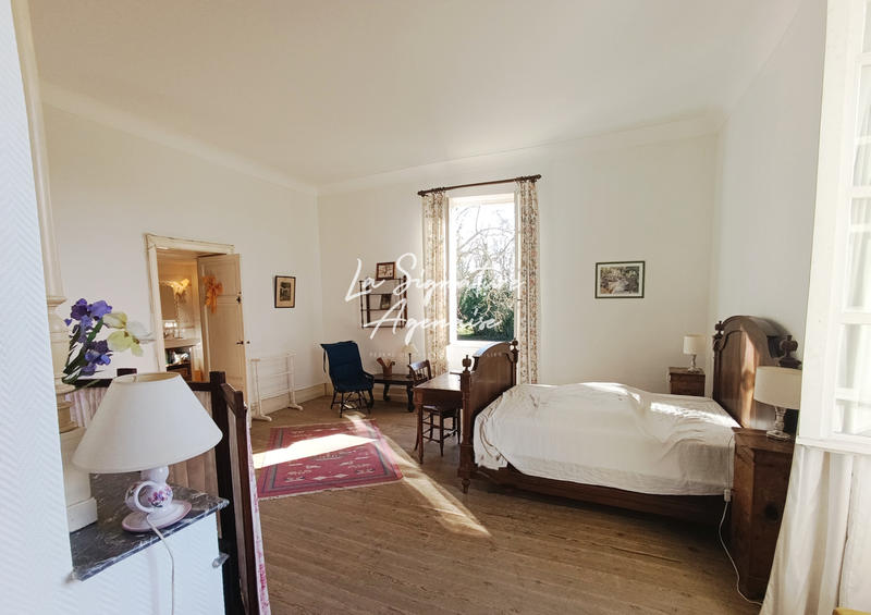 Propriété - 297 m² - 10 pièces