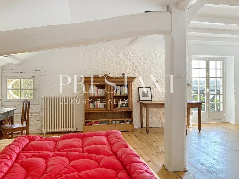 Maison - 415 m² - 10 pièces