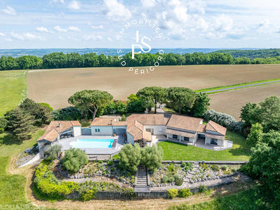 Maison - 242 m² - 9 pièces