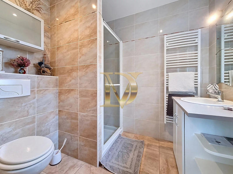 Maison - 230 m² - 8 pièces