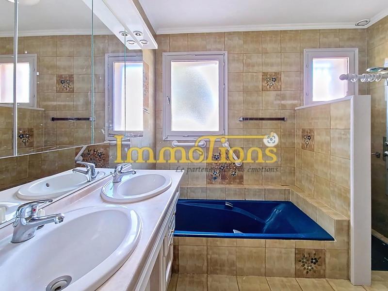 Maison - 231 m² - 9 pièces