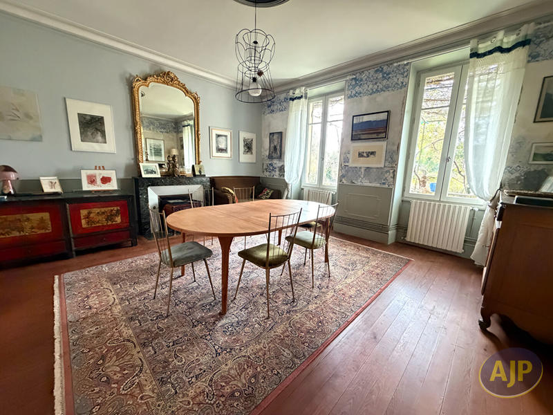 Maison - 278 m² - 9 pièces