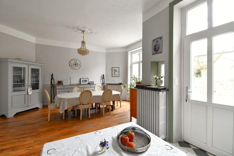 Maison - 230 m² - 8 pièces