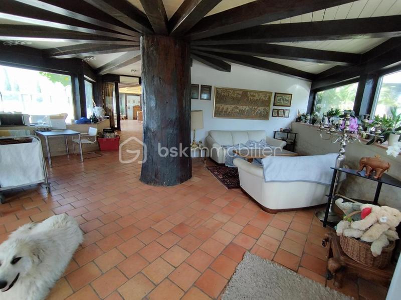 Propriété - 402 m² - 28 pièces