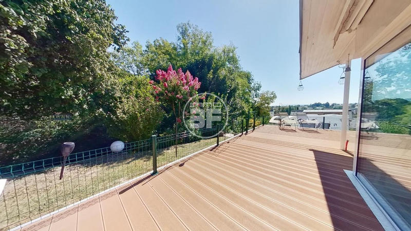 Maison - 240 m² - 5 pièces