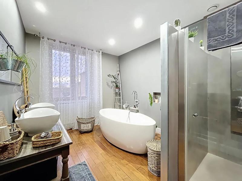 Maison - 310 m² - 11 pièces