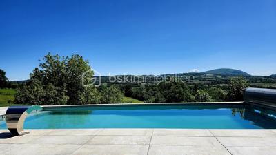 Maison - 202 m² - 7 pièces