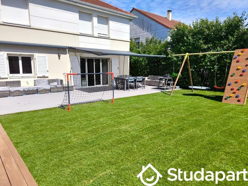 Chambre - 170 m² - 7 pièces