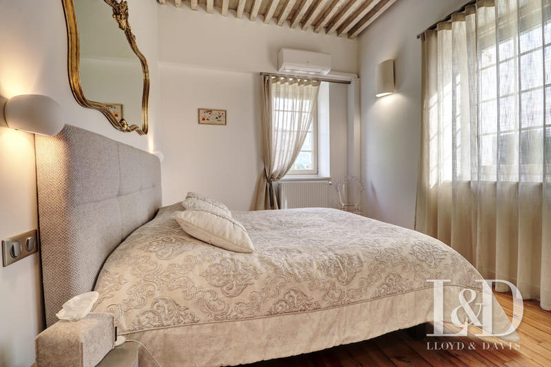 Maison - 360 m² - 10 pièces