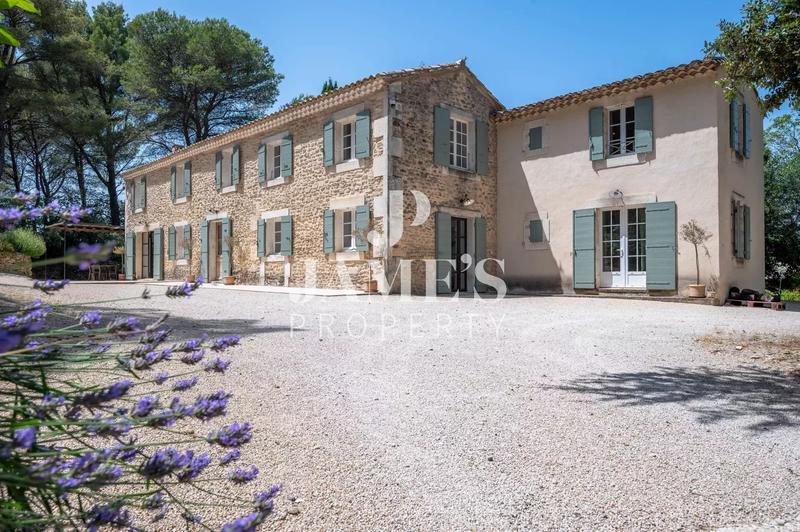 Maison - 258 m² - 9 pièces