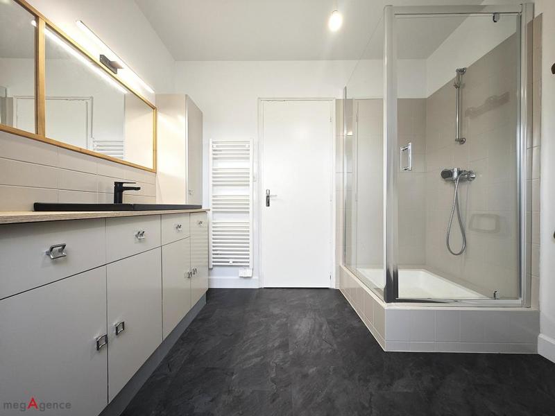 Maison - 230 m² - 10 pièces