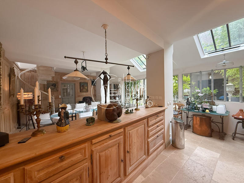 Maison - 280 m² - 10 pièces