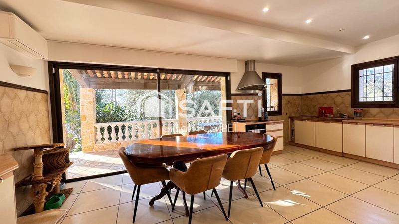 Maison - 659 m² - 8 pièces