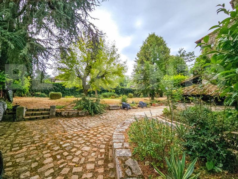 Maison en pierre - 282 m² - 9 pièces