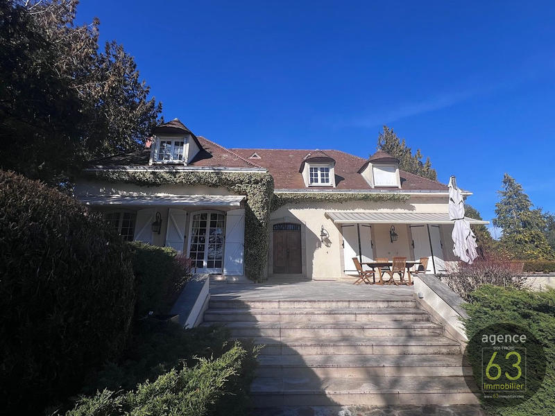 Maison - 430 m² - 9 pièces