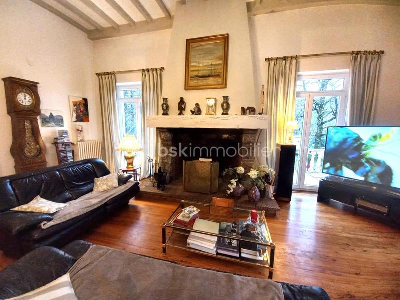 Maison traditionnelle - 275 m² - 15 pièces