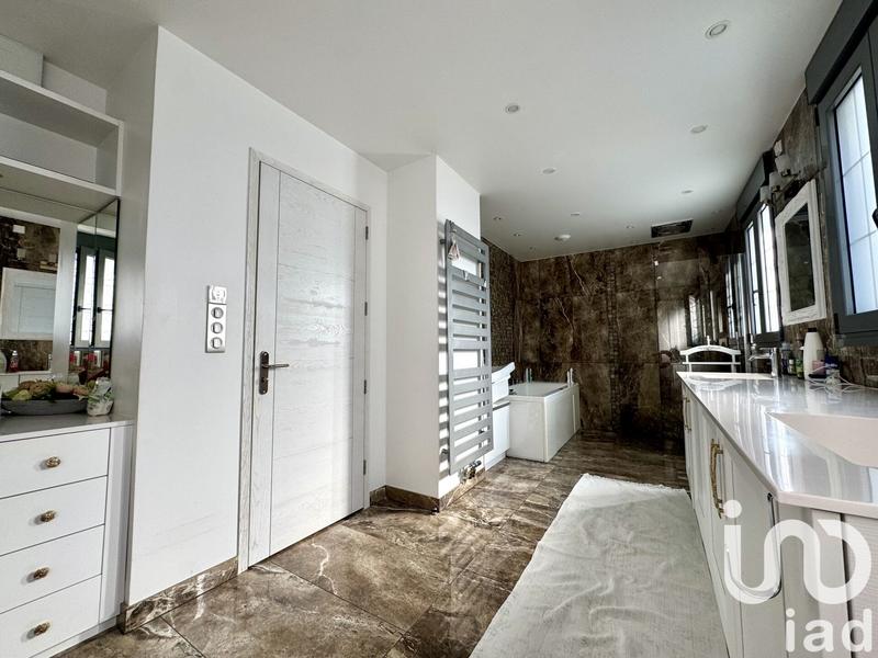 Maison - 327 m² - 11 pièces