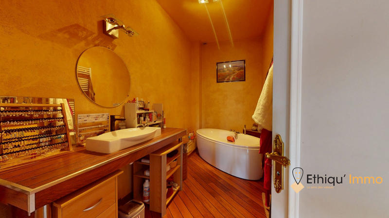 Maison - 228 m² - 8 pièces