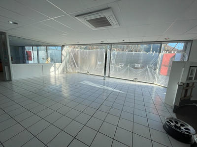 Local commercial - 1 500 m²