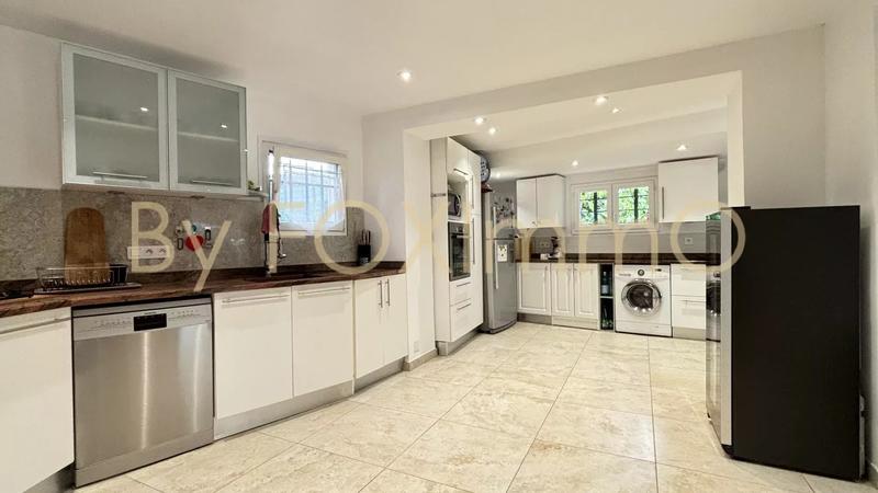 Maison - 230 m² - 6 pièces