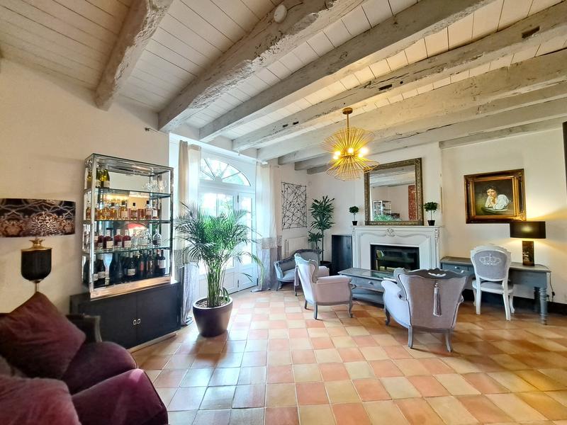 Maison - 557 m² - 16 pièces