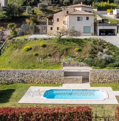 Maison - 290 m² - 5 pièces