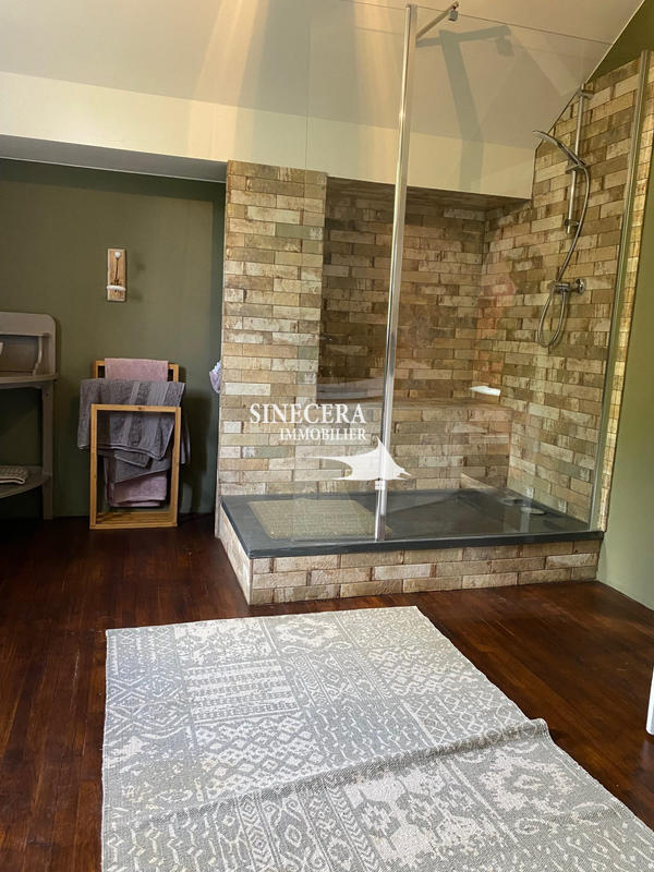 Maison - 220 m² - 7 pièces