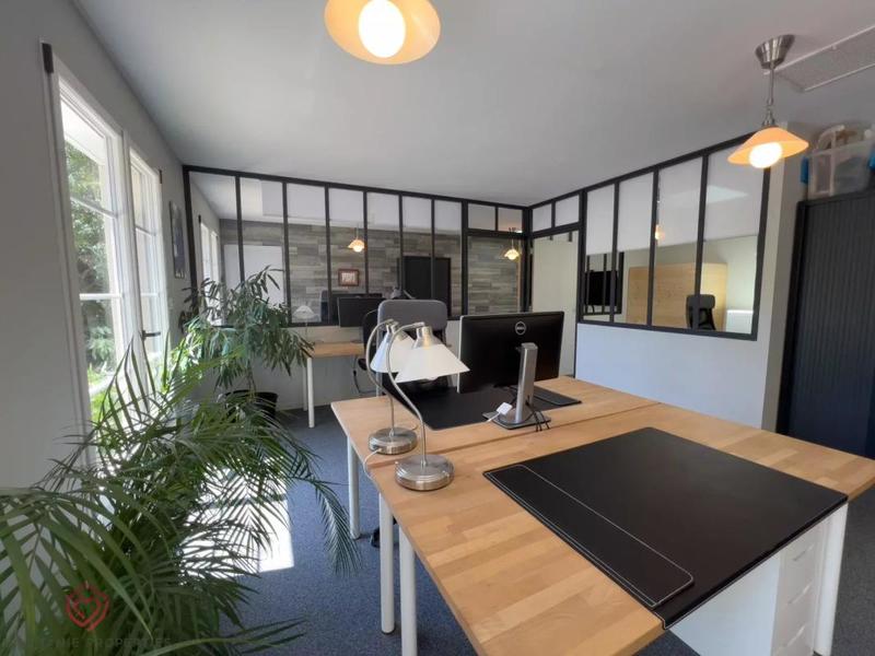 Propriété - 345 m² - 9 pièces