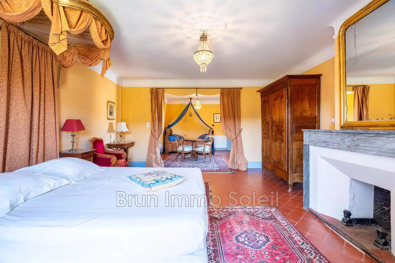 Maison - 904 m² - 23 pièces