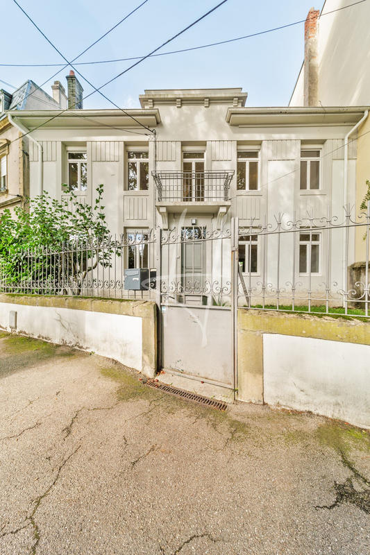 Maison - 220 m² - 9 pièces