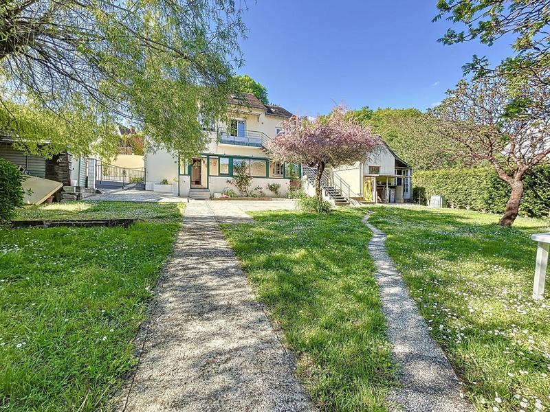 Maison - 203 m² - 8 pièces