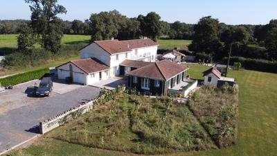 Maison - 377 m² - 8 pièces