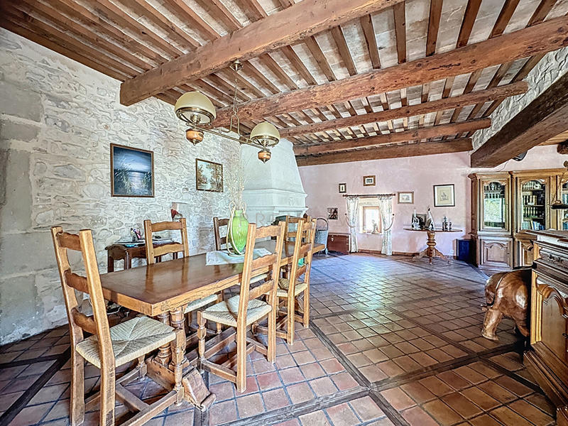 Maison - 331 m² - 9 pièces
