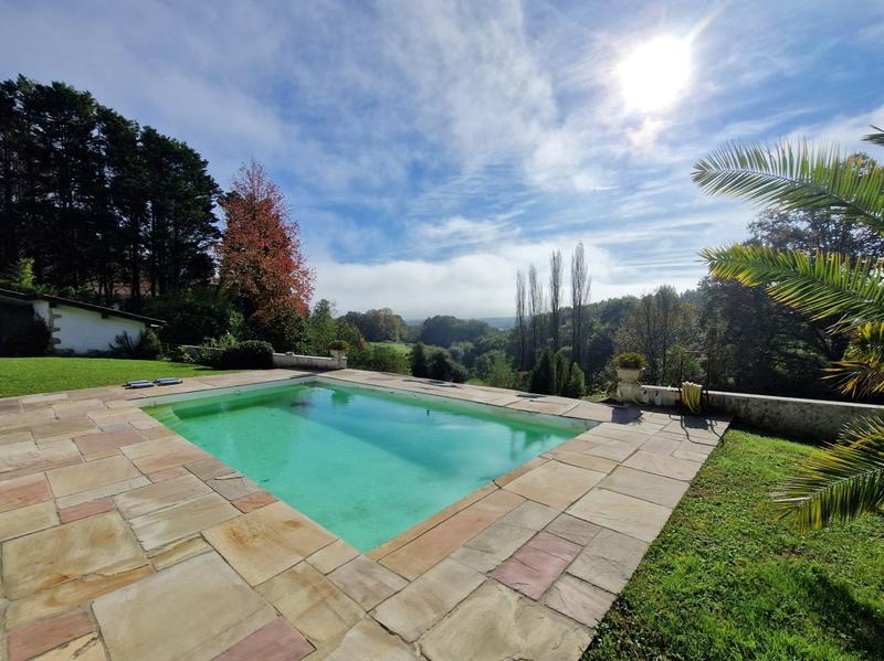 Maison - 547 m² - 9 pièces