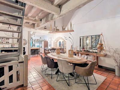 Maison - 250 m² - 6 pièces