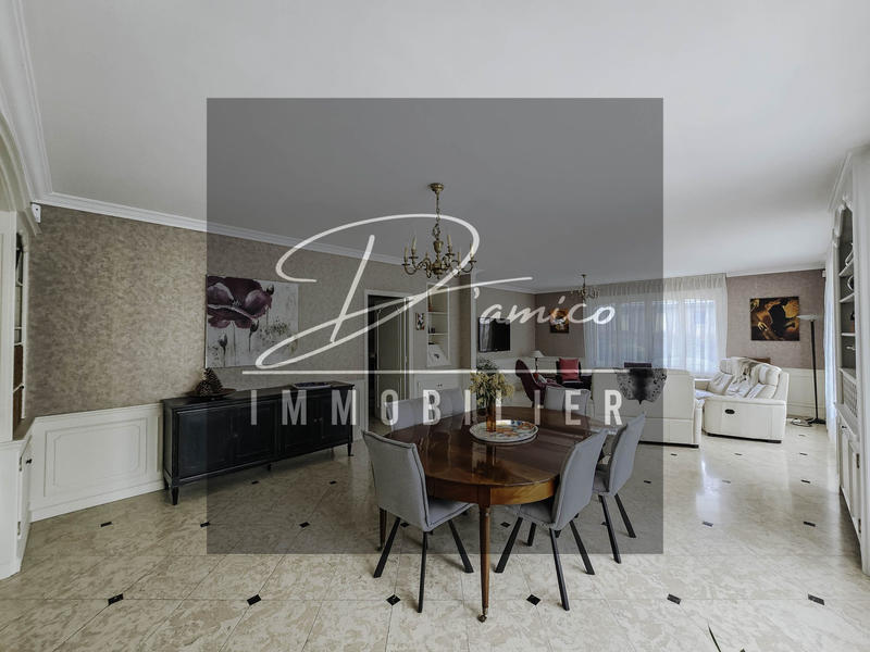 Maison - 338 m² - 10 pièces