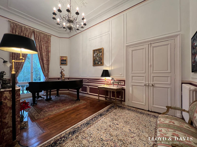 Maison - 710 m² - 15 pièces