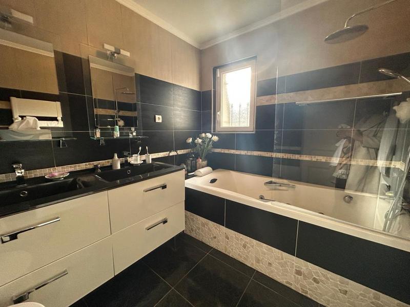 Maison - 160 m² - 4 pièces