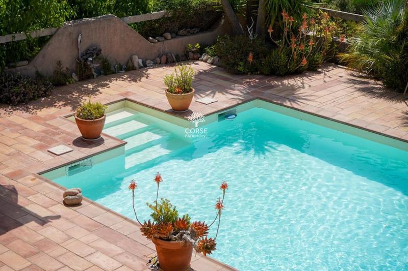 Maison - 250 m² - 9 pièces